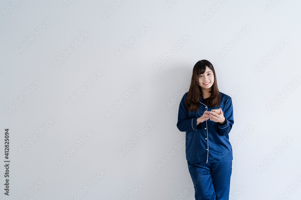 スマートフォンを使う女性 スマートフォンを使う女性