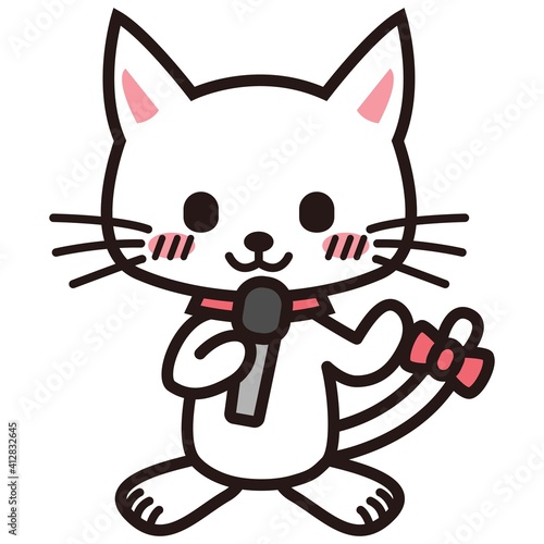 マイクを持ってリポートする白い猫