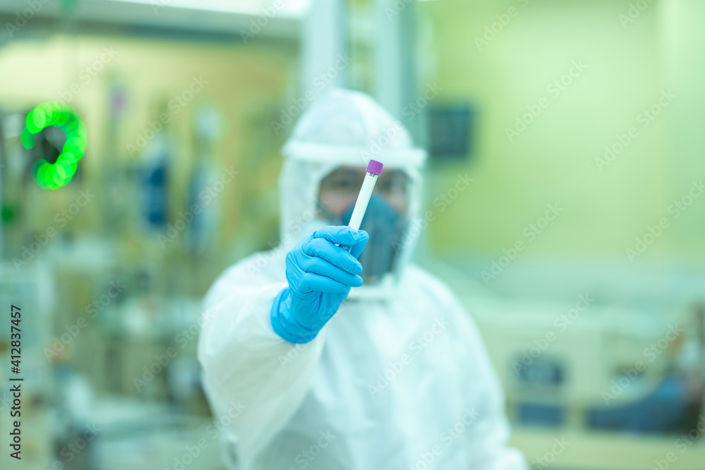 The doctor is encouraging patients and relatives infected with COVID after the treatment of patients. The doctor is encouraging patients and relatives infected with COVID after the treatment of patients.