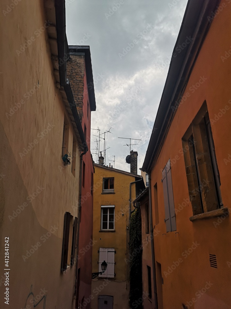 Immeubles colorés dans les ruelles du vieux Lyon à Lyon