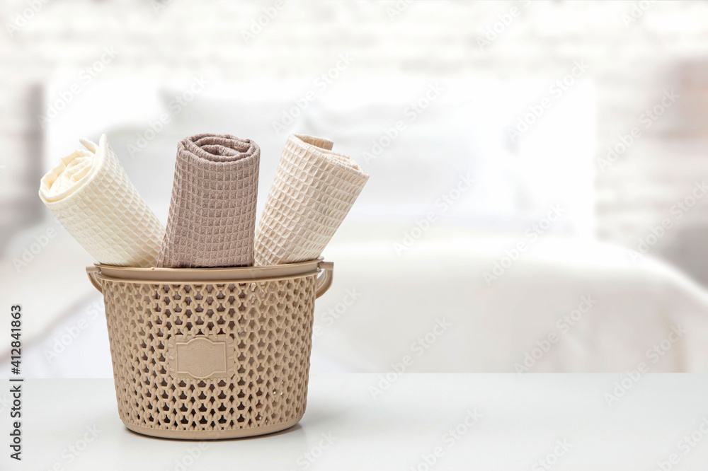 Obraz premium Plastic basket with cotton towels on the table