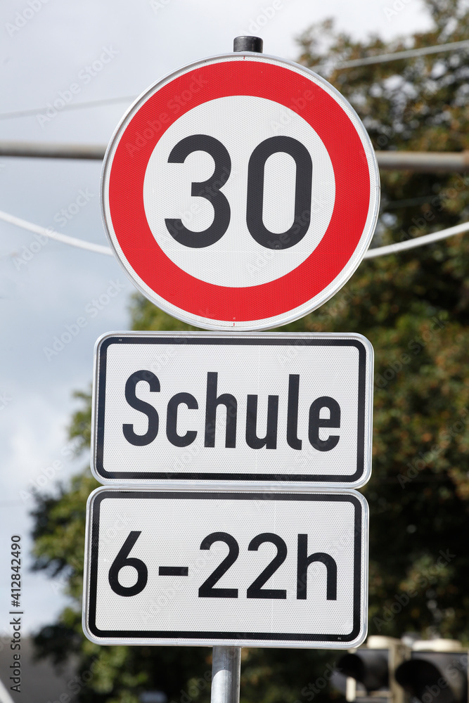 Verkehrsschild Zulässige Höchstgeschwindigkeit Dreissig Stundenkilometer, Deutschland, Europa