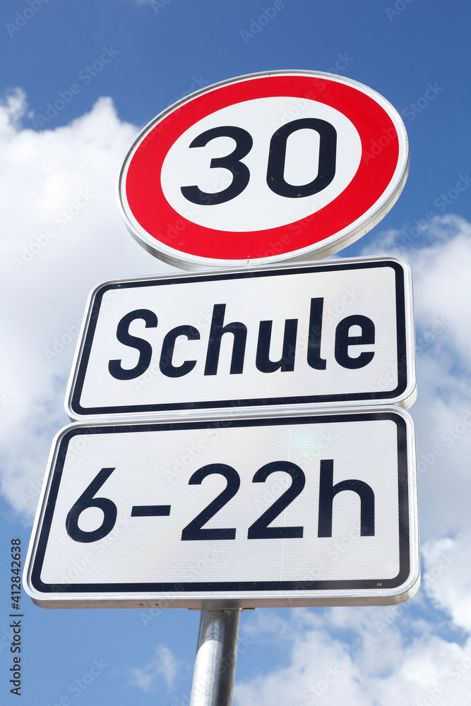 Verkehrsschild Zulässige Höchstgeschwindigkeit Dreissig Stundenkilometer, Deutschland, Europa Verkehrsschild Zulässige Höchstgeschwindigkeit Dreissig Stundenkilometer, Deutschland, Europa