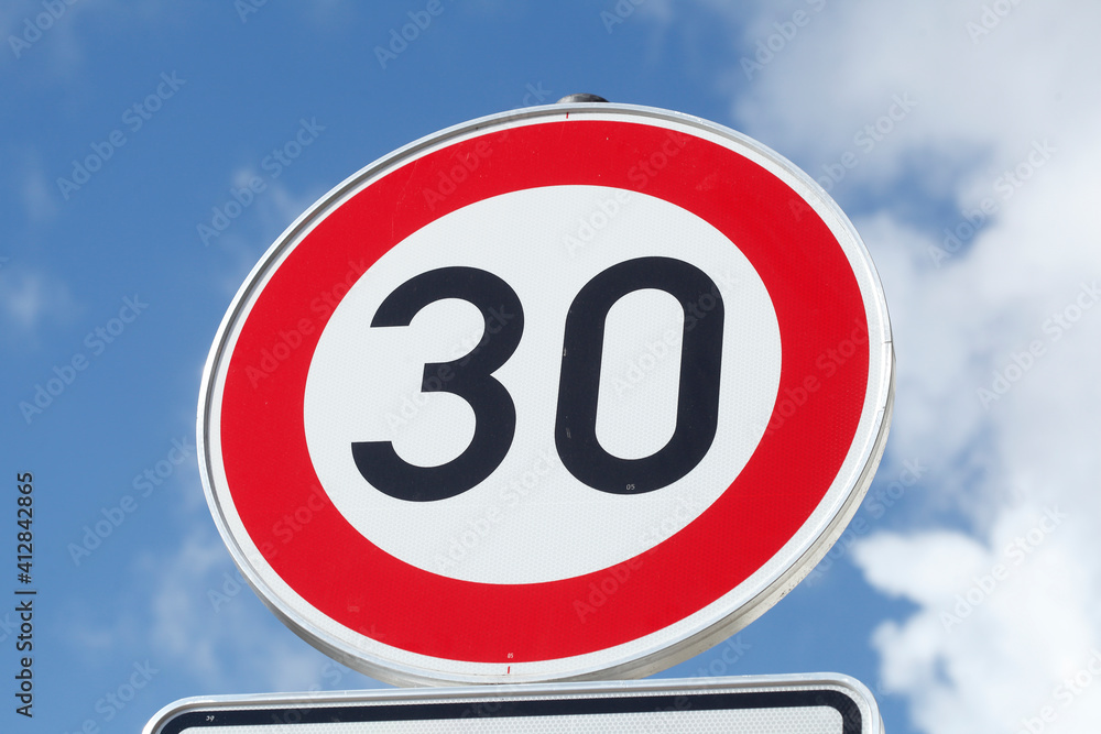 Verkehrsschild Zulässige Höchstgeschwindigkeit Dreissig Stundenkilometer, Deutschland, Europa Verkehrsschild Zulässige Höchstgeschwindigkeit Dreissig Stundenkilometer, Deutschland, Europa