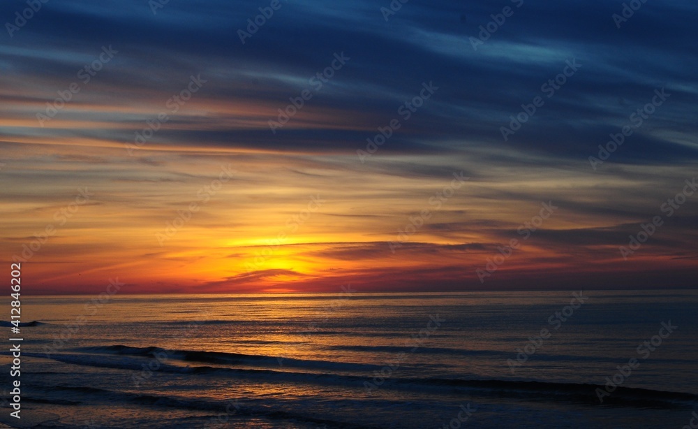 wielobarwny zachód słońca nad morzem