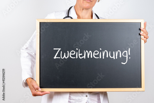 Ärztin mit einer Tafel Zweitmeinung bei medizinischen Diagnosen photo
