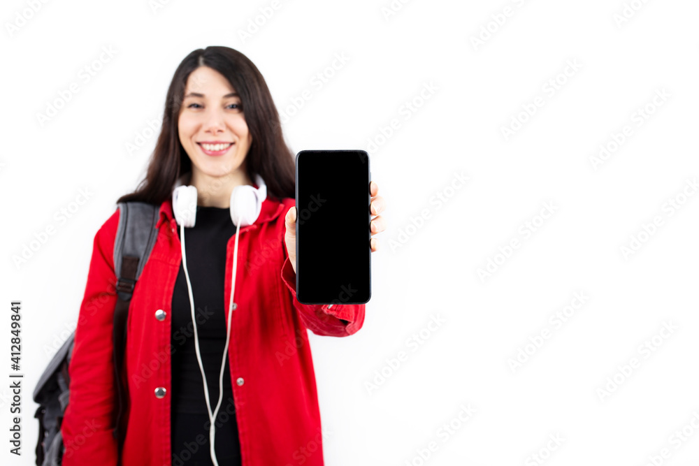 Naklejka premium Young student woman showing a mobile phone to the camera. 