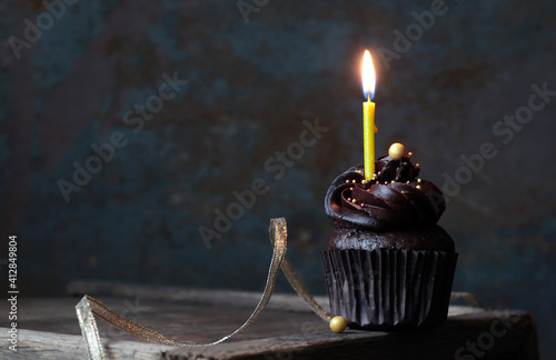 Schokoladencupcake mit Schokoladencreme zum Geburtstag photo