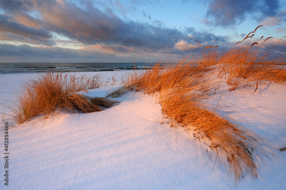 Naklejka premium Zimowy krajobraz wybrzeża Morza Bałtyckiego, Kołobrzeg, Polska.