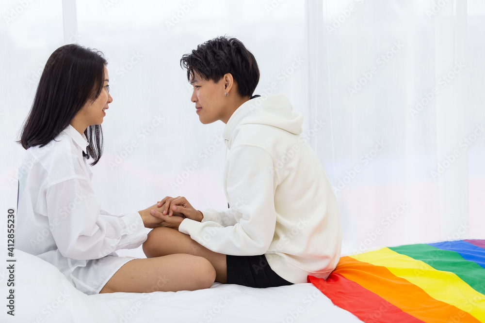 Fototapeta premium Lesbian couples live happily in a private room.