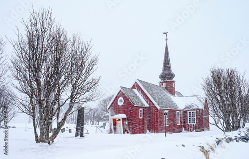 Eglise rouge de flakstad aux Lofoten photo