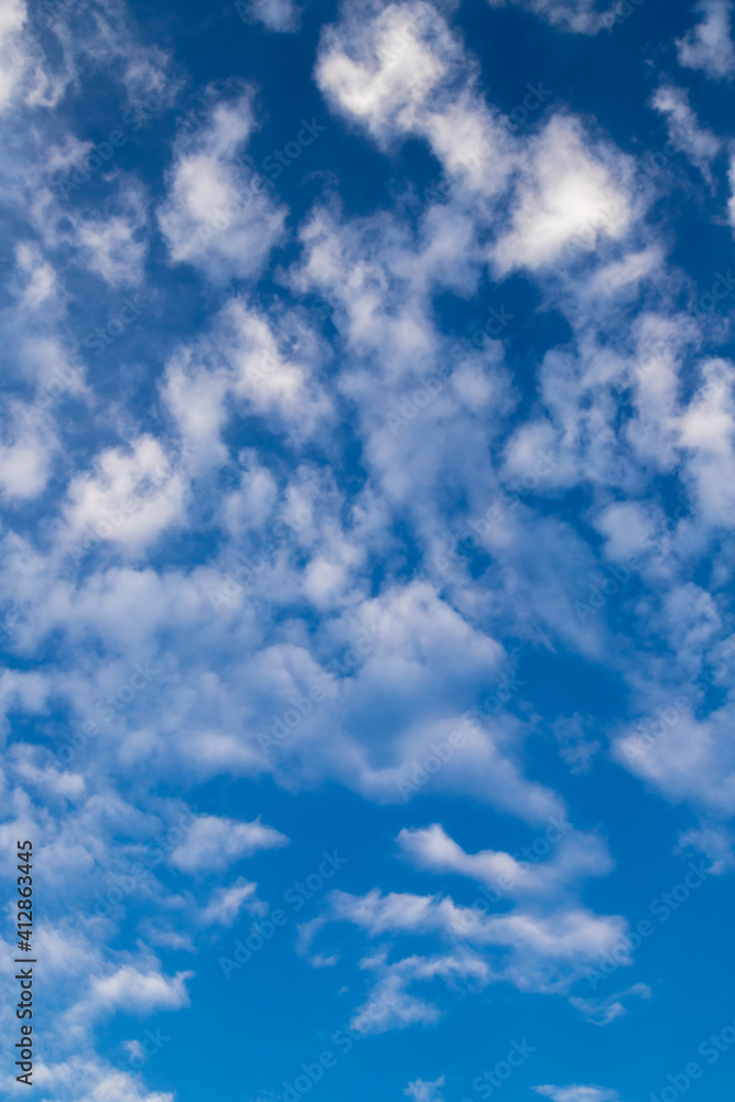Naklejka premium Blue sky background with clouds.