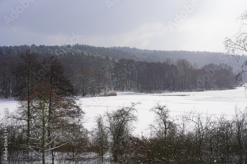Panoramablick vom Havelhöhenweg über die vereiste, weiße Havel im Winter mit offener Wasserstelle mit Vögeln © Achim Wagner