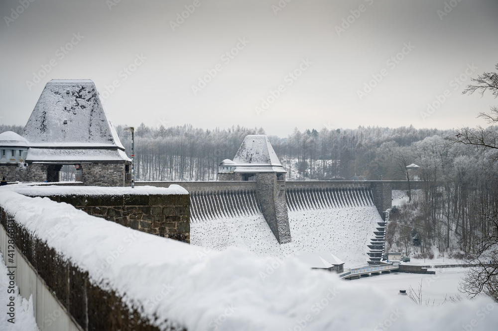 Obraz premium Sperrmauer Möhnesee im Winter