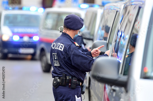 Polizei-Einsatz und Polizei Kontrolle in Wien - Lockdown Shutdown (Österreich) - Police operations and police control in Vienna - Lockdown Shutdown (Austria) photo