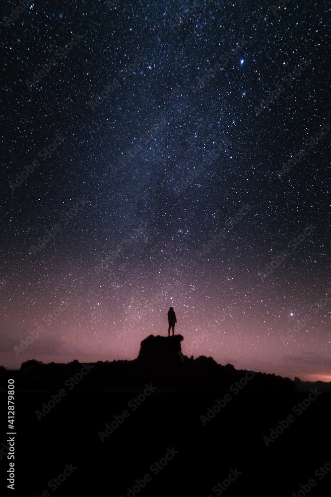 Silueta de una persona en la noche bajo las estrellas Silueta de una persona en la noche bajo las estrellas