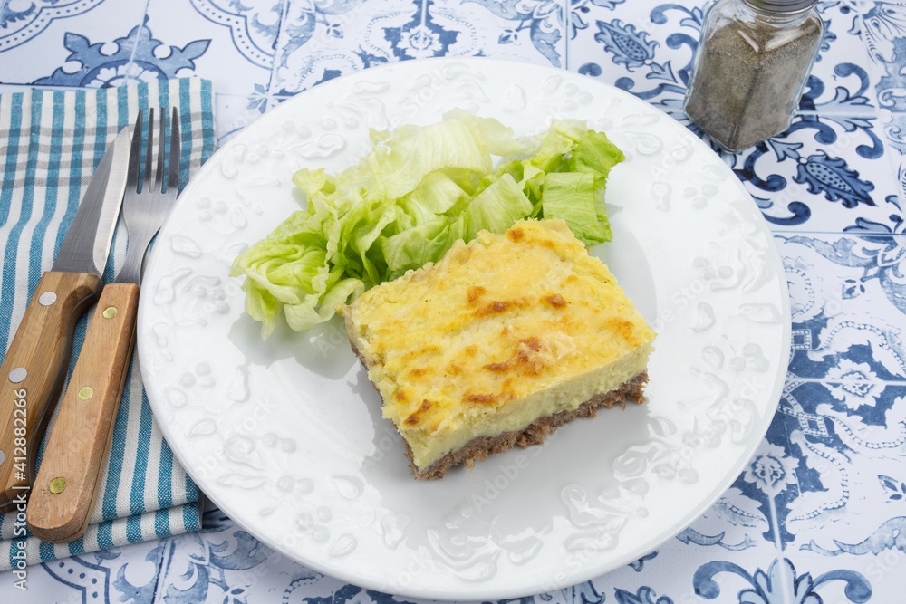 assiette d'hachis parmentier et salade sur une table assiette d'hachis parmentier et salade sur une table