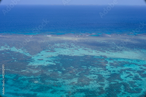 宮古島の離島伊良部島の断崖青い海を見渡す絶景-三角点