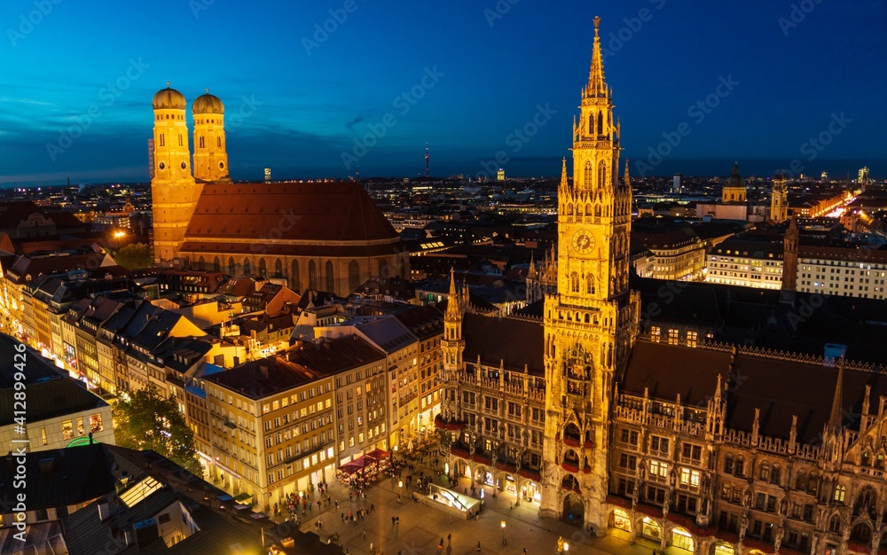 Naklejka premium Night view of New Town Hall on Marienplatz in Munich, Bavaria