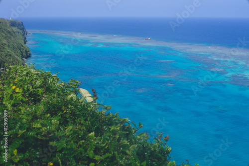 宮古島の離島伊良部島の断崖青い海を見渡す絶景-三角点
