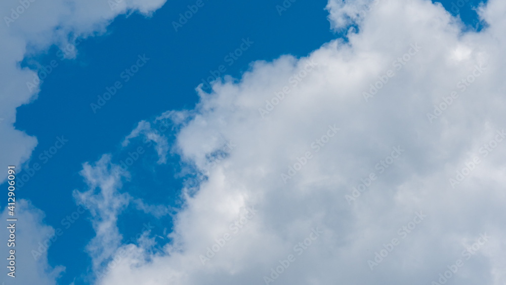 Obraz premium Beautiful blue sky with clouds background.