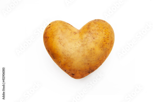 Kartoffel in Herzform isoliert auf weissem Hintergrund