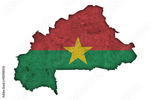 Karte und Fahne von Burkina Faso auf verwittertem Beton