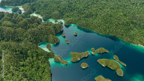 Foto Raja Ampat Islands: Triton Bay With Turquoise Sea And Green Tropical Trees