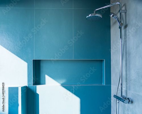 Φωτογραφία Blue-green porcelain stoneware shower concept with copy space
