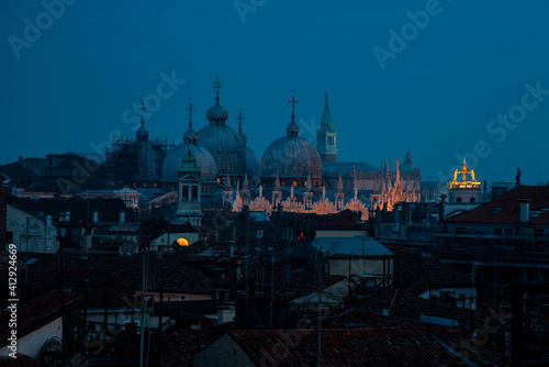 Venedig über den Dächern in der blauen Stunde