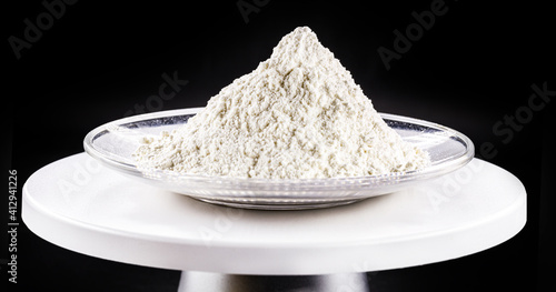 фотографія calcium chloride being prepared in the laboratory
