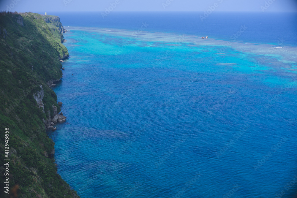 宮古島の離島伊良部島の断崖青い海を見渡す絶景-三角点