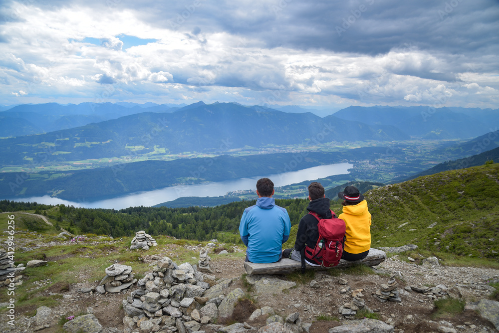 Fototapeta premium Wanderer am Almbrunnsteig in Kärnten / Österreich