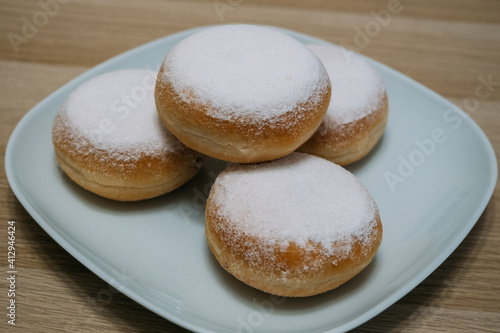 donuts with icing sugar