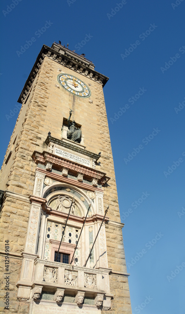Obraz premium the tower of the fallen of Bergamo is located in the lower part of the city in Piazza Vittorio Veneto, at the beginning of the Sentierone.