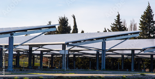 Parking avec des ombrières photovoltaïques.