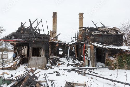Foto Burnt wooden house