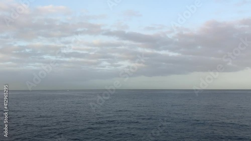 Nubes grises y olas del mar en movimiento (ID: 412965295)
