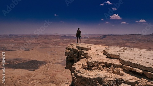 Fotografia Man Standing On Cliff Against Sky