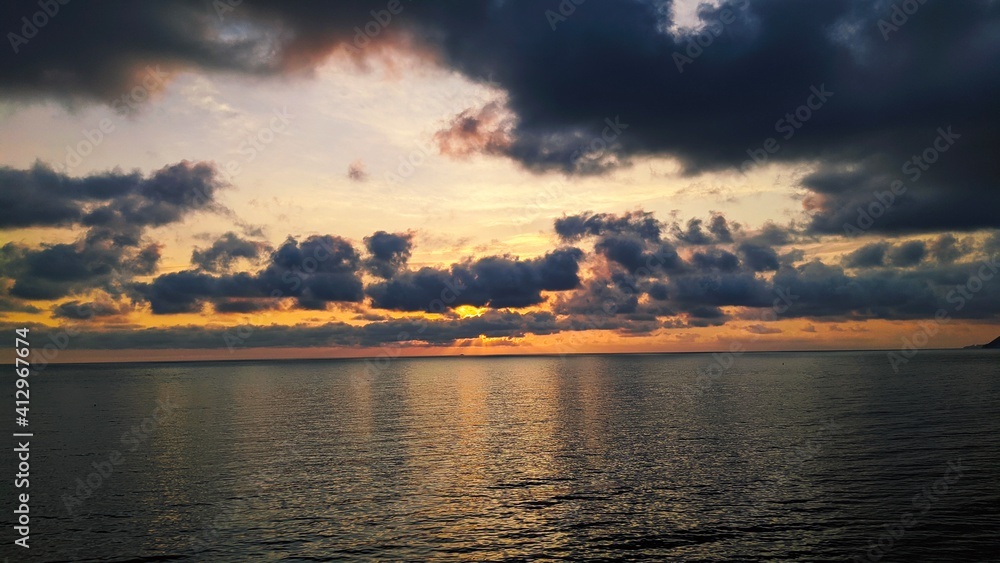 Obraz premium ocean at sunset 