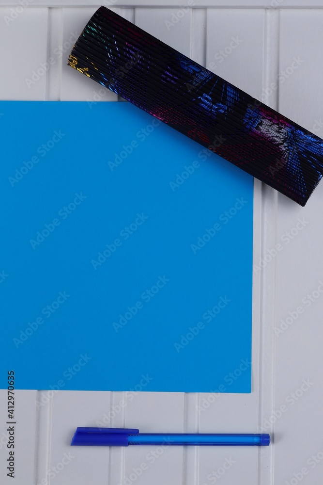 Kartka niebieska arkusz długopis - obrazy, fototapety, plakaty 