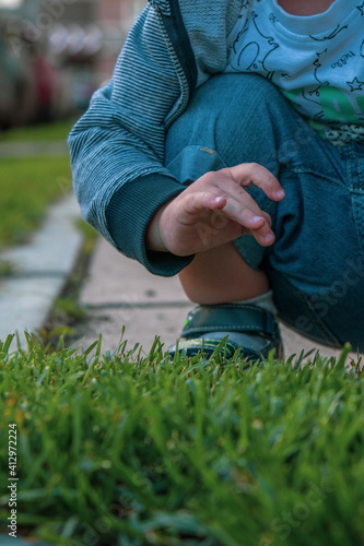 the child touches the grass