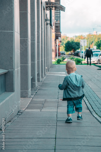 child walking in the city