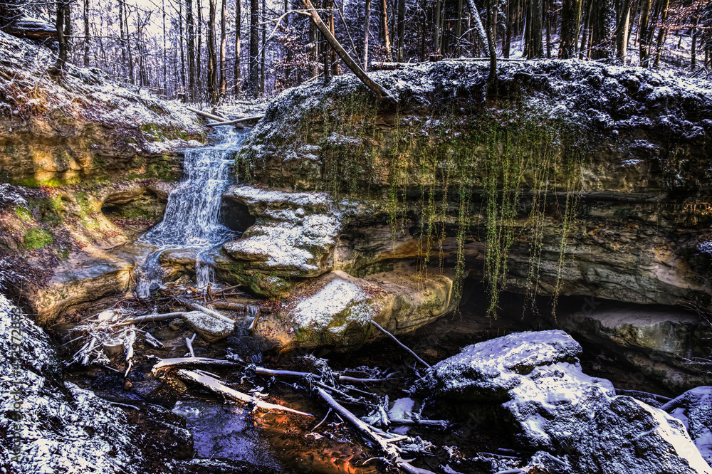 Fototapeta premium Blick in Schlucht mit Wasserfall