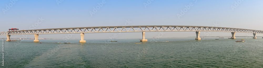 Obraz premium Panoramic view of the Padma Multipurpose Bridge over the Padma River.