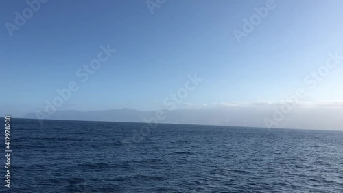 Vista al mar con horizonte inclinado (ID: 412978208)