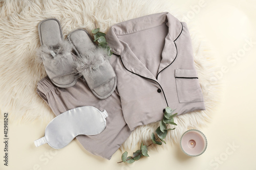 Billede på lærred Flat lay composition with house slippers, sleeping mask and pajamas on light bac