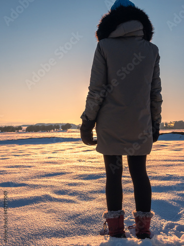 WOMAN POSING IN A SNOW FIELD