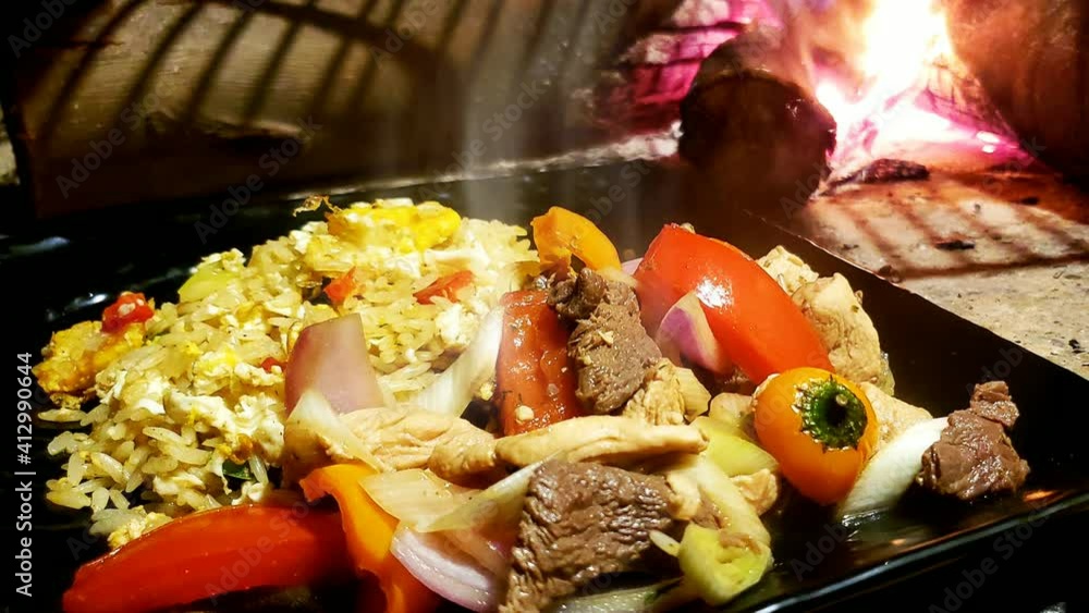 Humeante Tacu tacu es un delicioso plato tradicional de Perú