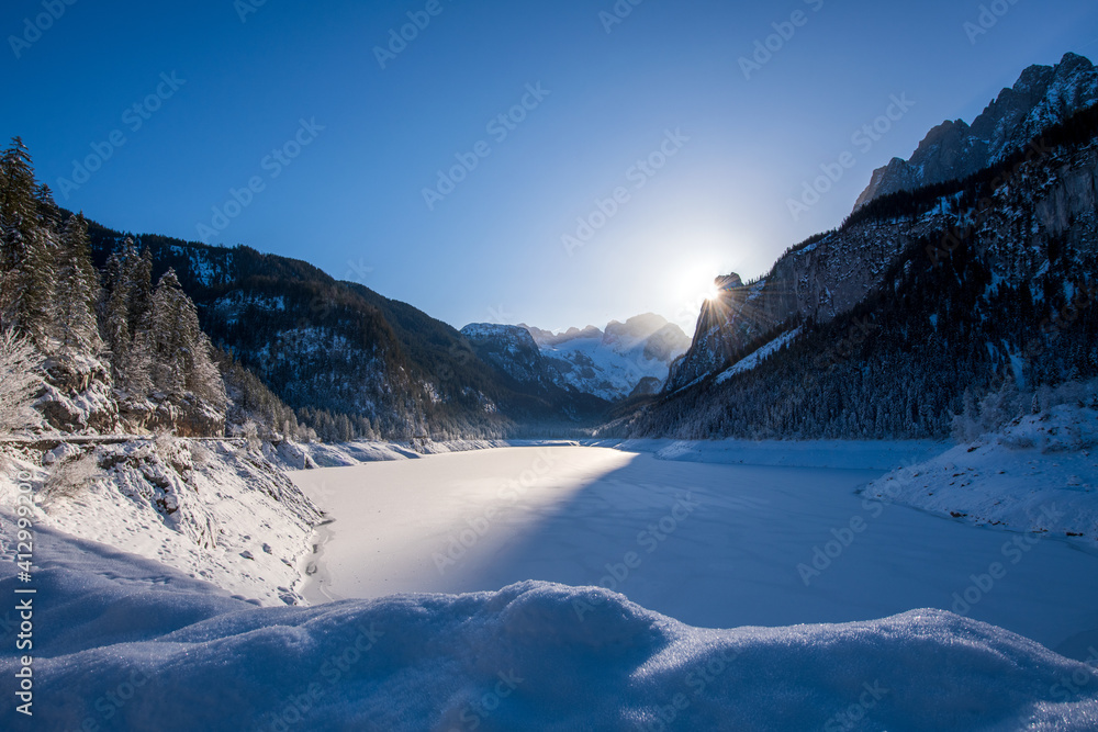 Sonnenaufgang am tief verschneiten vorderen Gosausee in Oberösterreich, Österreich, Europa- Blick auf den Dachsteingletscher